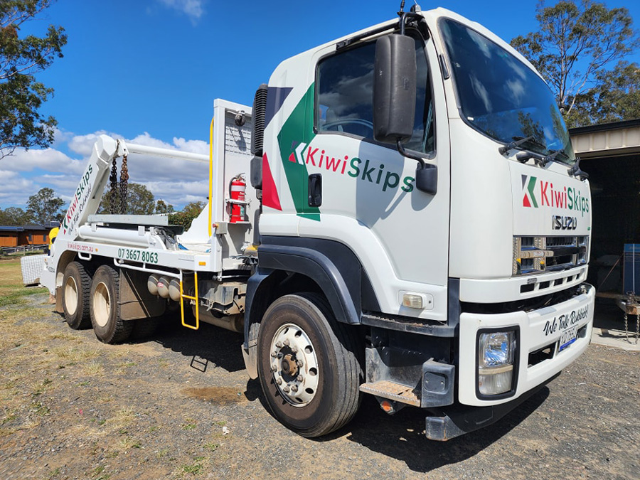 Skip bin truck